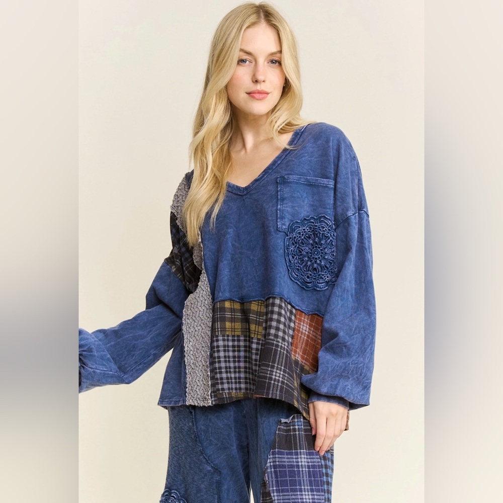 JT2 J.Her Mineral Washed Plaid Patched Doily Vneck top